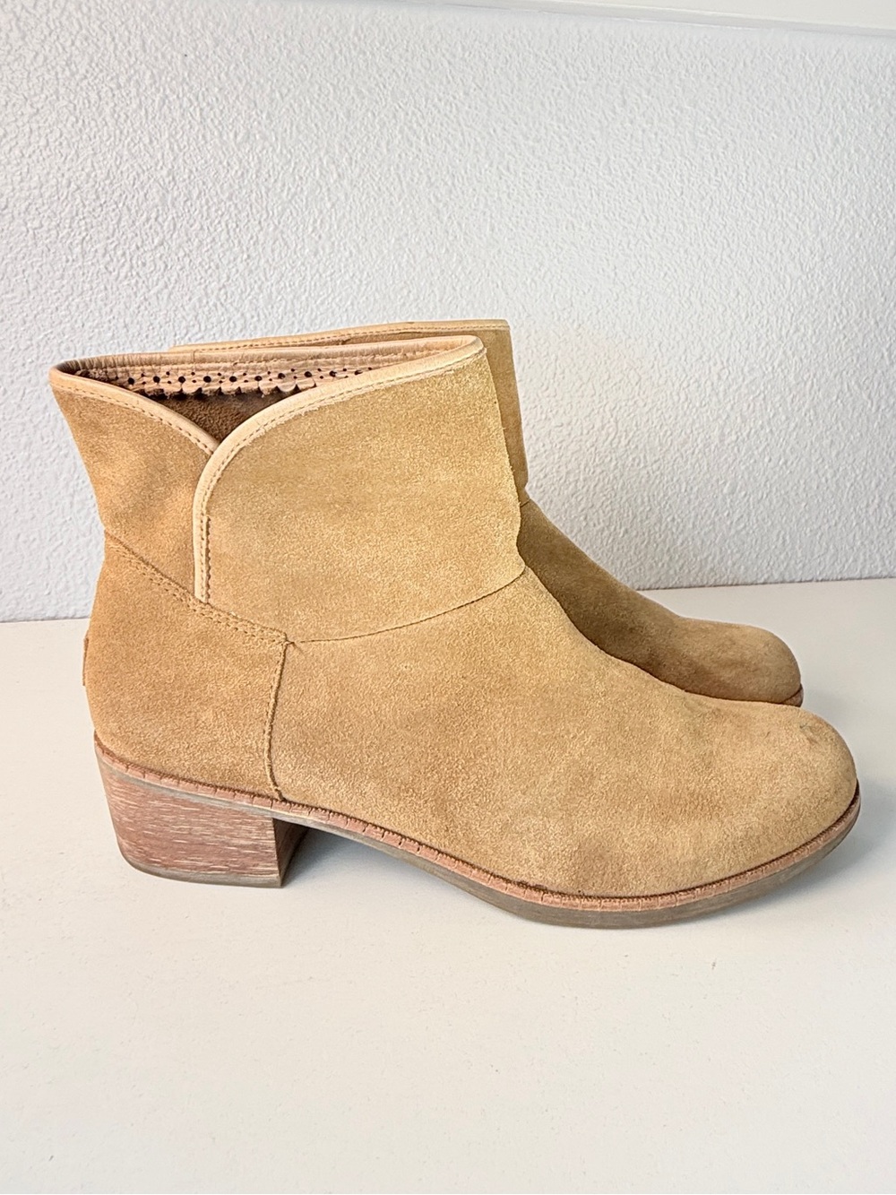 UGG Suede Ankle Boots Womens 11 Tan Block Heel Comfort Booties Winter Boots Cute - Picture 2 of 15
